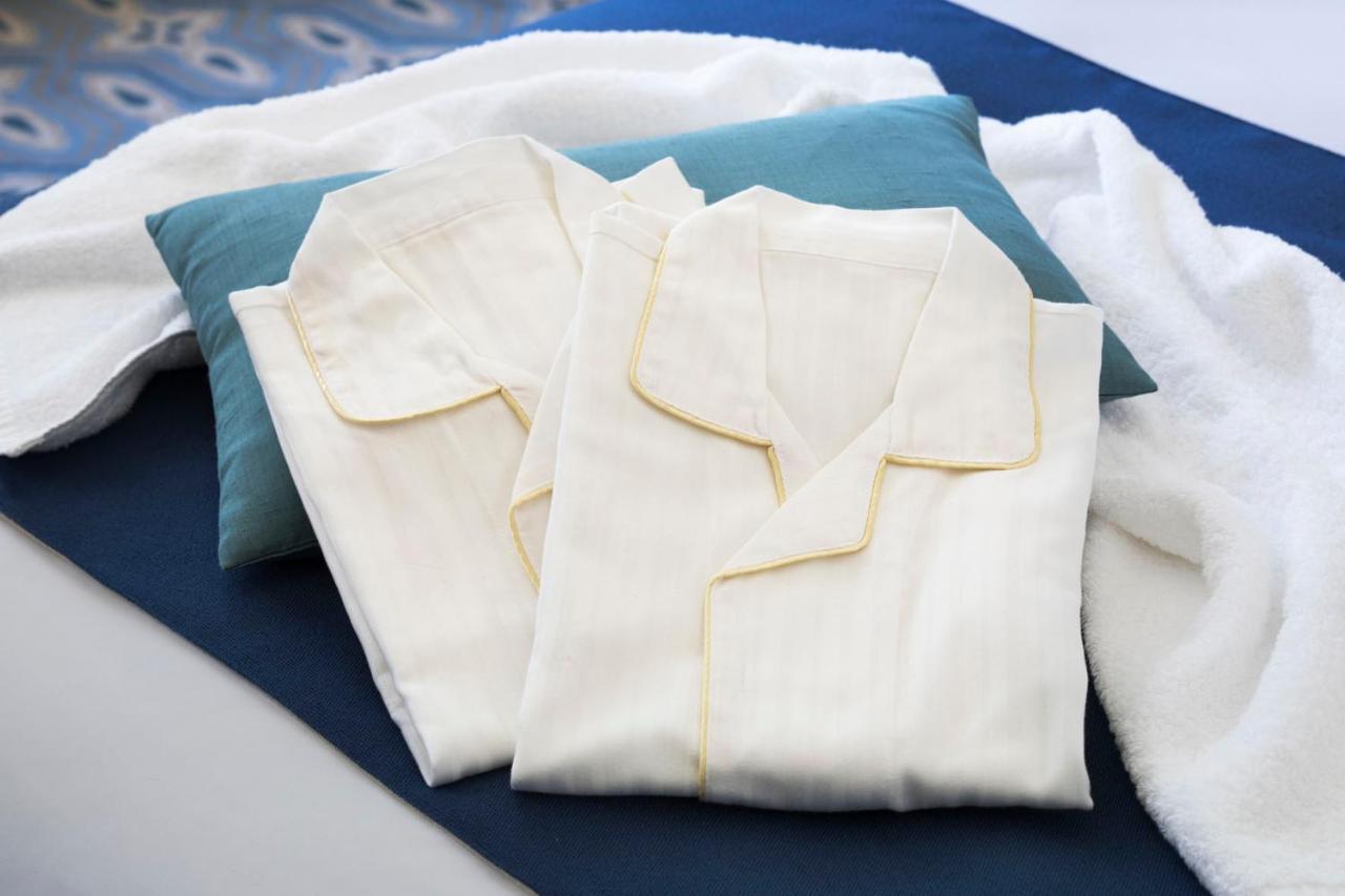 The Tokyo Station Hotel Eksteriør billede A bathrobe