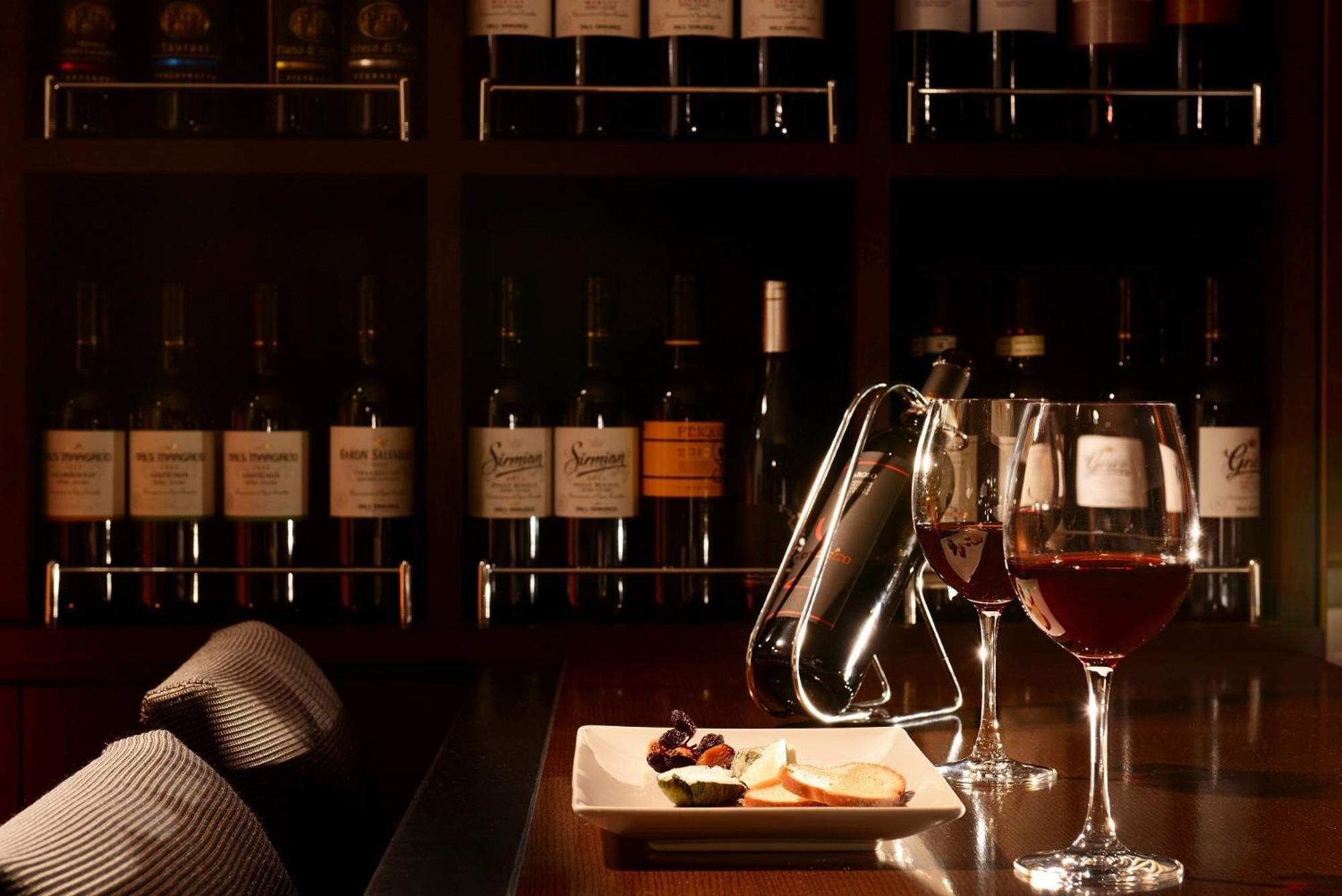 The Tokyo Station Hotel Eksteriør billede Wine and cheese